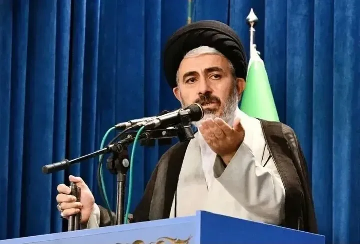 کنایه امام جمعه ارومیه به اظهارات سید محمد خاتمی در مرداد امسال / صلح شرافتمندانه یا تسلیم در برابر آمریکا؟