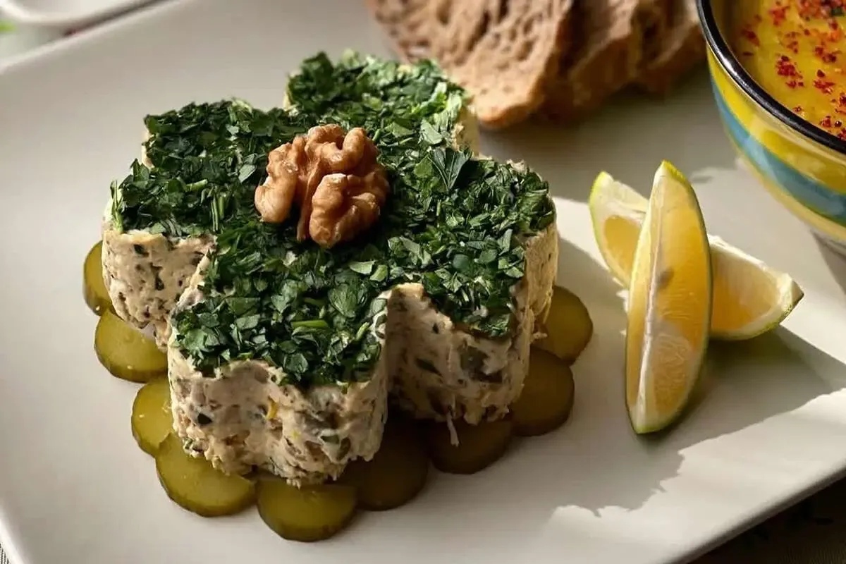 طرز تهیه سالاد مرغ و گردو با سس ماست یونانی؛ یک سالاد خوشمزه و متفاوت!