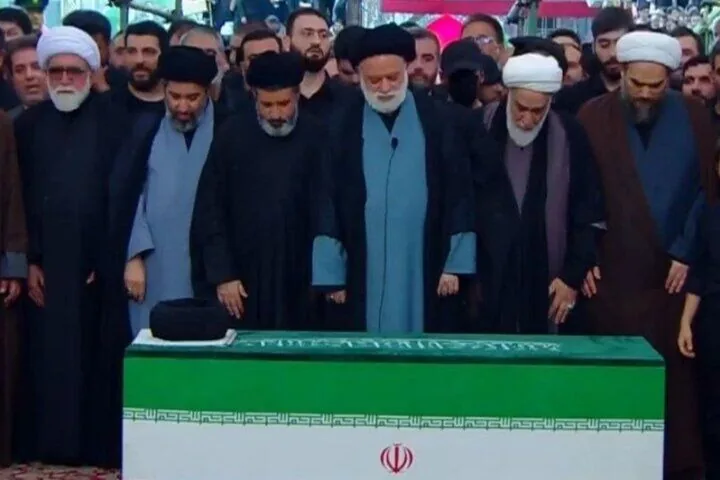 آخرین نماز بر پیکر مطهر رهبر شهید انقلاب در حرم مطهر رضوی اقامه شد