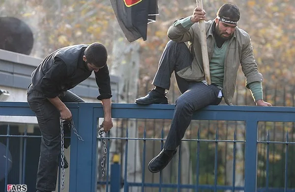 بالارفتن سرباز روح‌الله رضوی از سفارت انگلیس