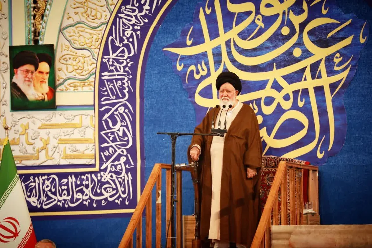 امام جمعه مشهد: آمریکا در جنگ با ایران در دو راهی ماشه و فرسایش گرفتار شده است
