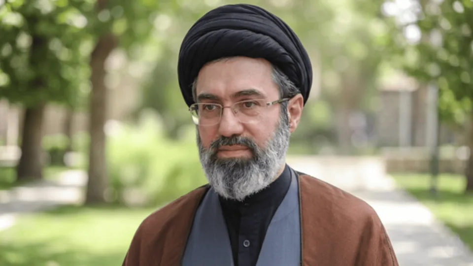 رهبر انقلاب: هوشیاری و ایستادگی ملت، رمز غلبه بر دشمن متجاوز است