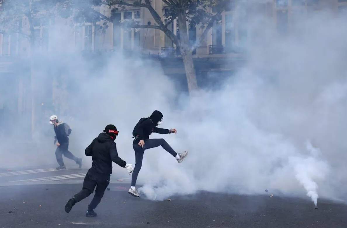 فرانسه در آتش اعتراض‌ و خشونت از غارت فروشگاه‌ها تا آتش‌گرفتن ساختمان‌های دولتی و تاریخی/ بلژیک، پرتغال، ایتالیا و آلبانی هم ناآرام شد+تصاویر