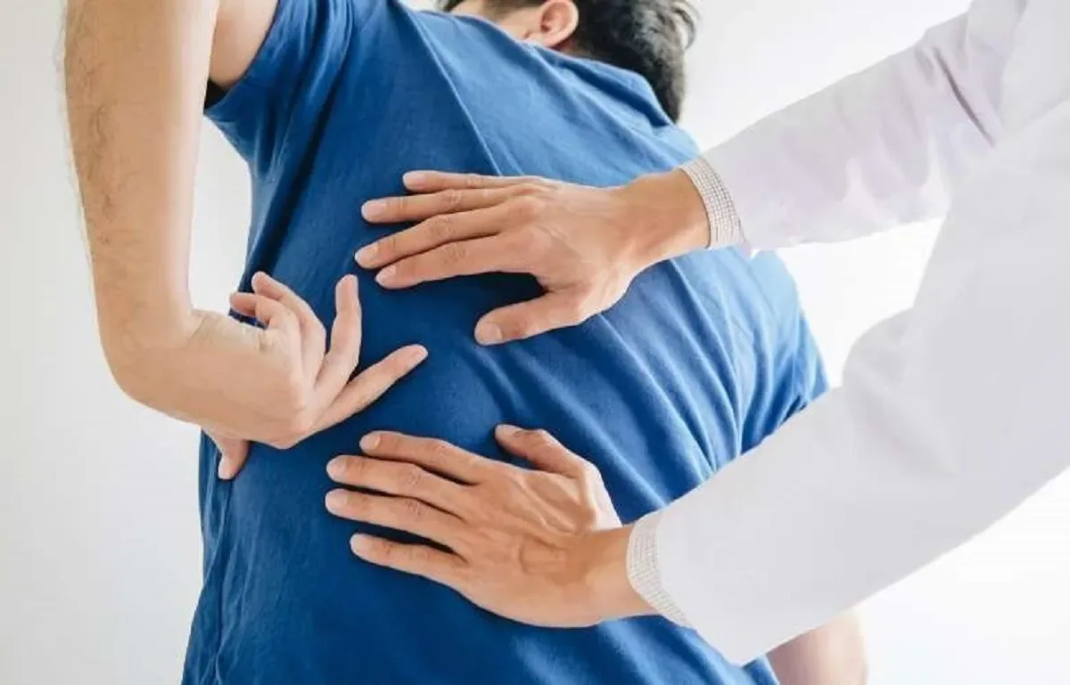 درد سمت راست شکم و زیر دندهها نشانه چیست؟ چه زمانی جدی بگیریم؟