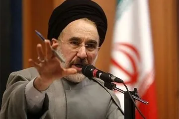 دفاع مجمع مدرسین و محققین حوزه علمیه قم از خاتمی؛ پیش از هر تصمیم نظامی، تصاویر یک مادر گرسنه، کارگر بیکار و دانشآموز بیکتاب را پیشِ چشم داشته باشید