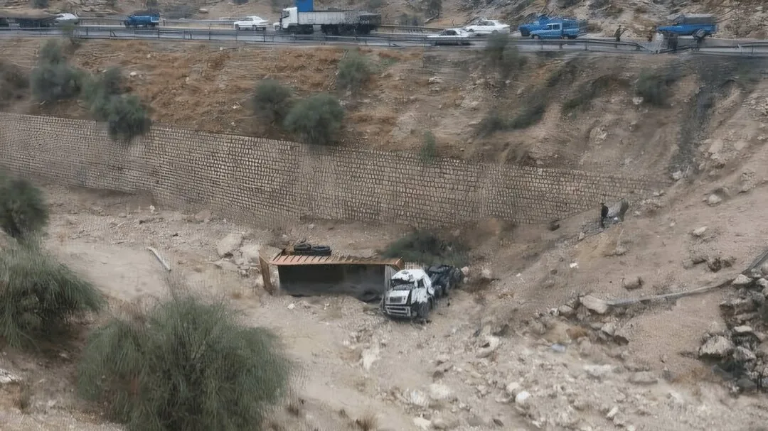 جزئیات سقوط تریلی از ارتفاع ۴۰ متری | درگذشت یک زن ۴۰ ساله