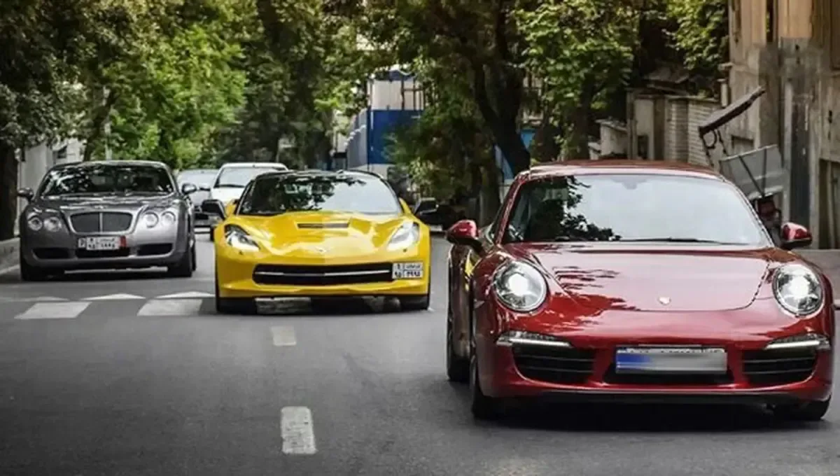 دبیر شورای عالی مناطق آزاد: ورود خودروهای لوکس با شرایط اقتصادی مردم سازگار نیست