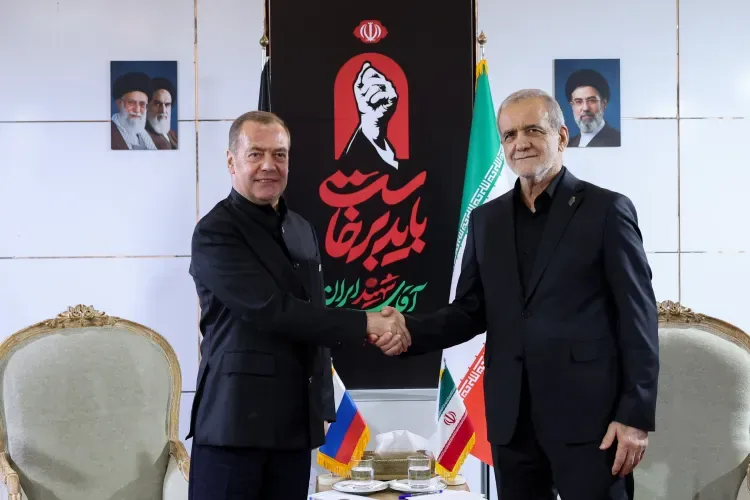 دیدار معاون رئیس شورای امنیت روسیه با رئیسجمهور؛ پزشکیان: از مواضع حمایتی و همدردی دولت و ملت روسیه قدردانی میکنیم / مدودف: در عرصههای بینالمللی همچنان از حقوق و منافع مشروع ایران حمایت خواهیم کرد / مصمم به اجرای پیمان مشارکت راهبردی با ایران هستیم