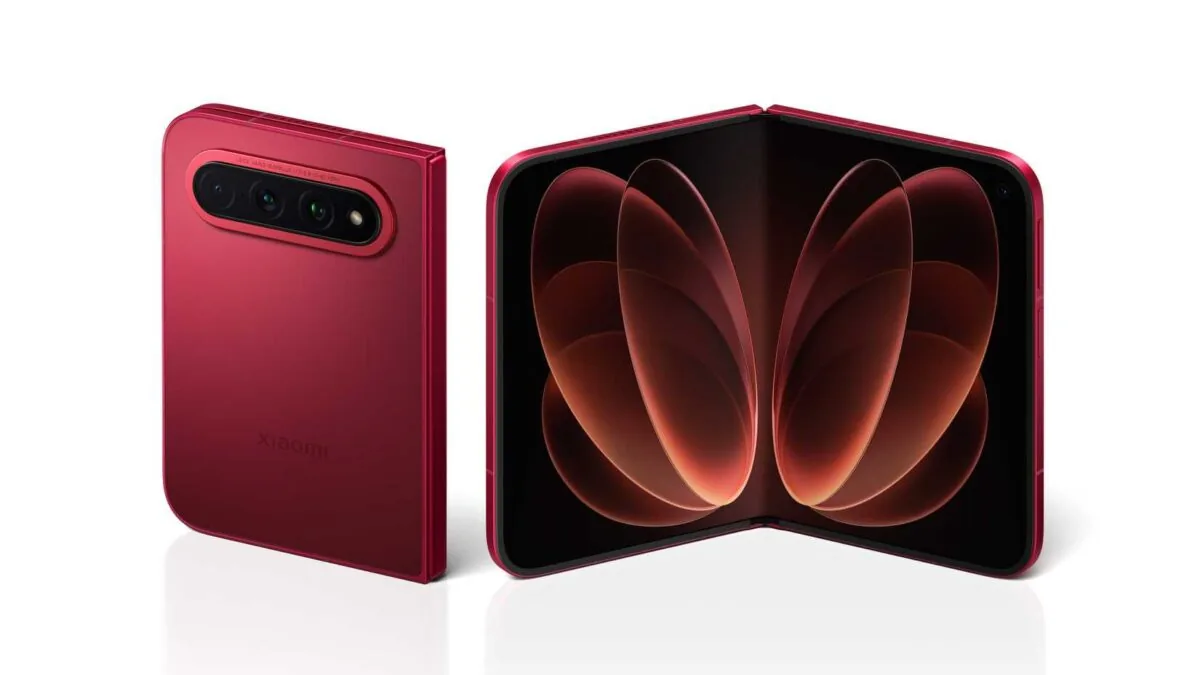 گوشی تاشوی قرمز Xiaomi در دو حالت بسته و باز؛ نمای باز، نمایشگر داخلی بزرگ آن را با تصویر زمینه‌ی تیره نشان می‌دهد.