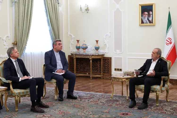پزشکیان در دیدار با سفیر جدید آلمان: ایران همواره بر گفتوگو، دیپلماسی و حلوفصل اختلافات از مسیرهای سیاسی و در چارچوب قواعد و مقررات بینالمللی تأکید داشته / سیاست اصولی تهران همواره بر تلاش برای رفع سوءتفاهمها و تقویت گفتوگو استوار بوده