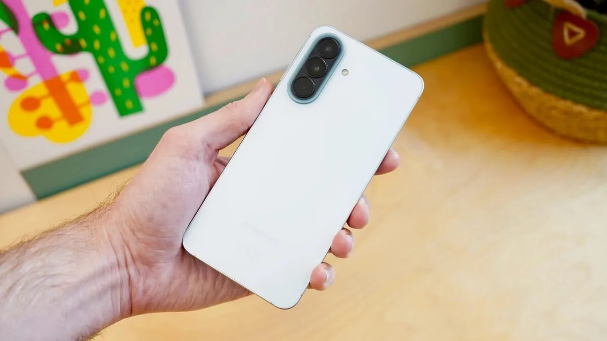 در پردازش گرافیکی، Galaxy A57 از GPU خانواده Xclipse 550 استفاده می‌کند و Redmi Note 17 Pro Max به Adreno 812 مجهز شده است. 