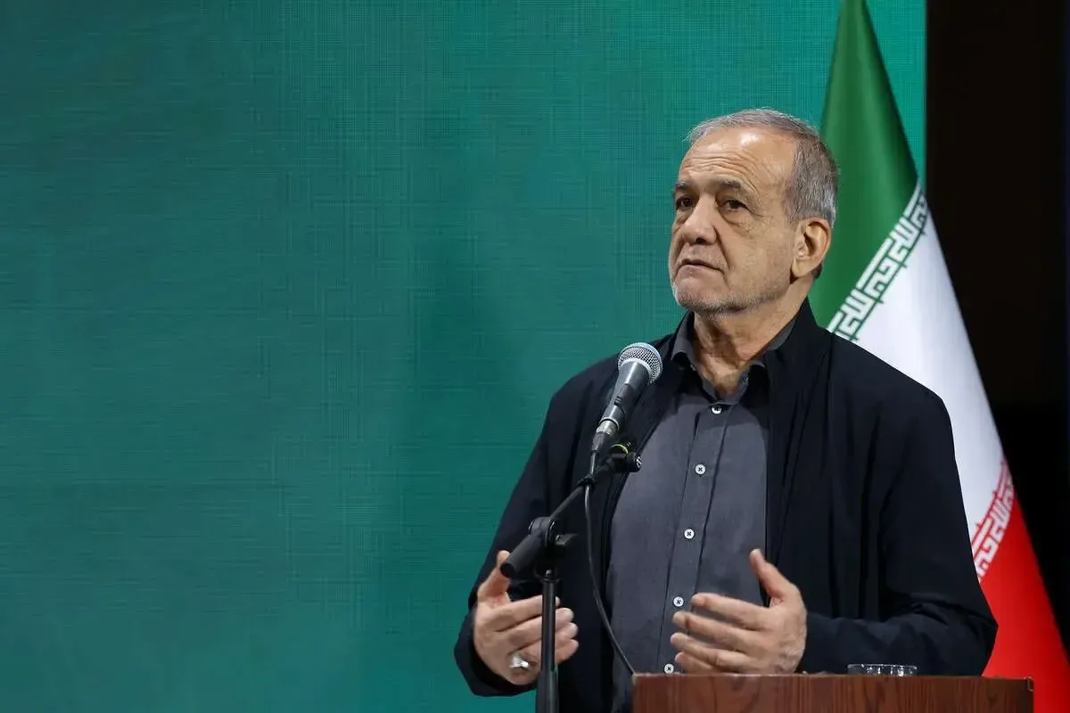 پزشکیان: اگر خود را تحریم و اقدام به حذف گزینشی نکنیم، دشمن نمیتواند ما را به زانو درآورد/ نسبت به مردم و کشورم تعصب دارم و تا پای جان برای آنها ایستادهام/ نسبت به رشد و توسعه ایران نیز تعصب دارم و نمیتوانم بپذیرم از سایر کشورهای جهان عقبتر باشد
