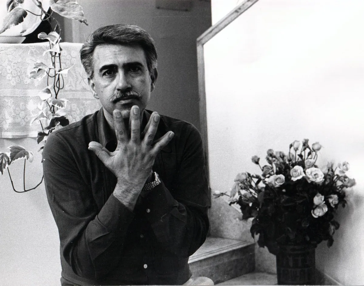 مردی که بیهیاهو بسیار بود