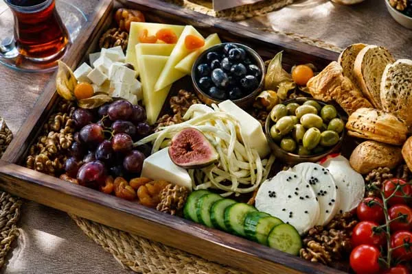 تزیین پنیر صبحانه به همراه میوه برای مهمانی و هتل‌ها