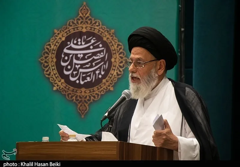 امام جمعه یزد:سازش در برابر دشمن، زیادهخواهی را بیشتر میکند