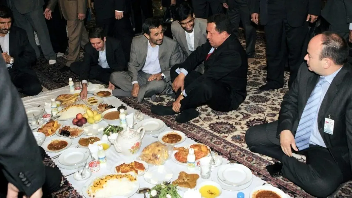 ماجرای عکس احمدینژاد و هوگو چاوز؛ وقتی رئیسجمهور ونزوئلا حاضر نشد روی زمین بنشیند!