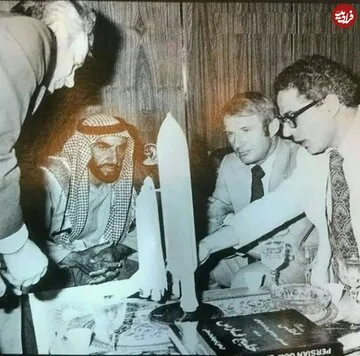 کتاب اطلس خلیجفارس در برابر شیخ زاید، بنیانگذار امارات؛ سال ۱۳۵۵ / عکس