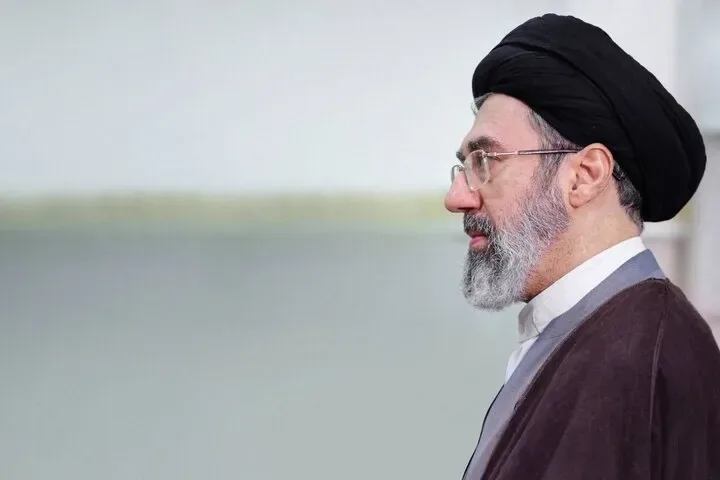 رهبر انقلاب: زیارت اربعین امسال با خاطره تشییع قائد عظیمالشّأن شهید درآمیخته است / حضور چند ده میلیونی هم در ایران و هم در عراق آن هم به مناسبت تشییع و بدرقهی امام مجاهد شهید، فصل جدیدی از بیداری و نقشآفرینی برای تغییر معادلات از پیشساختهی مستکبران را رقم زد / اینک شیطان بزرگ، امریکای جنایتکار فهمیده است که استمرار حضور بیدردسر و سلطهگرانهاش بر منطقه، خیالی خام بیش نیست