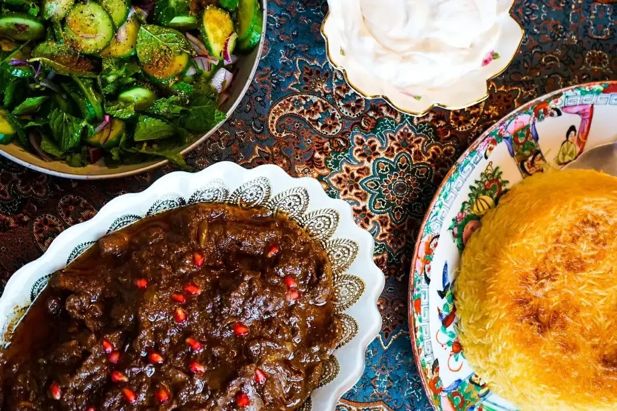 شام امشب با من: راز فسنجان سیاه و روغنانداخته؛ فوتوفنهایی که خورش شما را مجلسی میکند!
