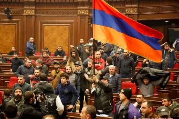 مجلس ارمنستان به رینگ بوکس تبدیل شد / از فحاشی غیراخلاقی تا مشتزنی