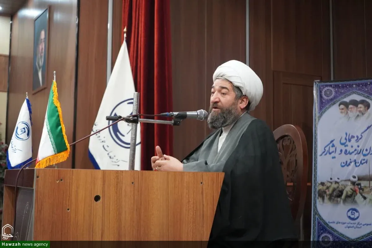 باید به حضور مردم و نشانههای همراهی آنان توجه کرد