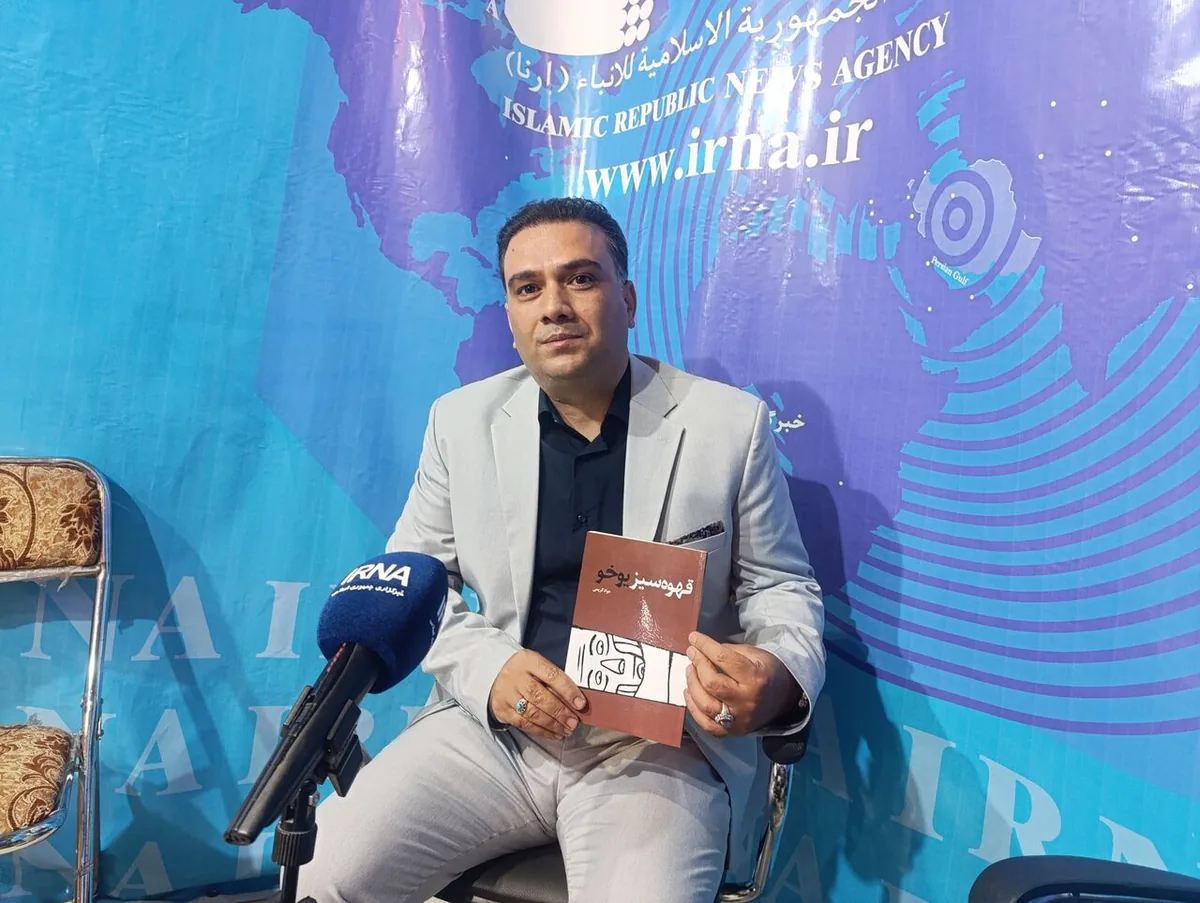 فیلم | رونمایی از مجموعه شعر ترکی در نمایشگاه کتاب زنجان