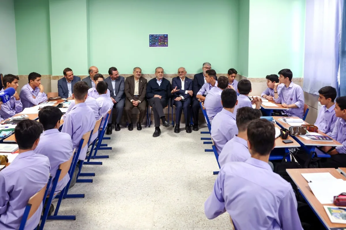 تصویر متفاوت از حضور پزشکیان در کلاس درس