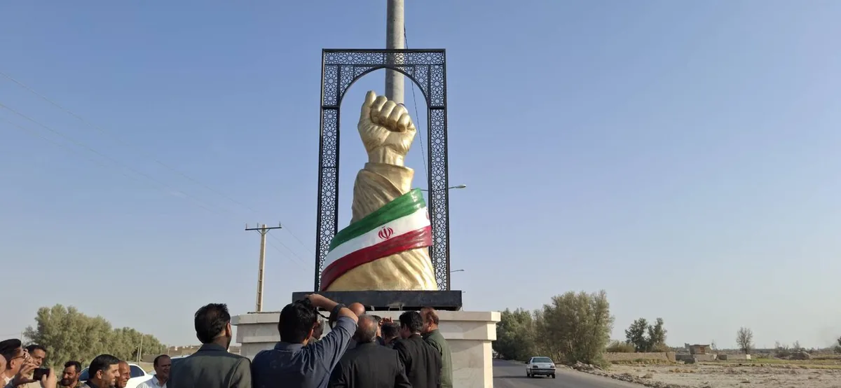 تشریح آخرین اقدامات و پیگیری‌های انجام‌شده برای سیستان در نشست با سران طوایف/رونمایی از المان «مشت گره‌کرده رهبر شهید» در زهک