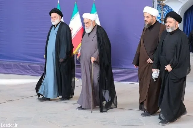 تصاویر/ فرزندان رهبر شهید انقلاب در کنار مسئولان کشور