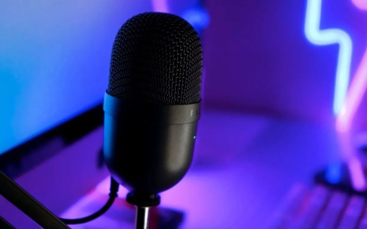 تصویری از میکروفن و موضوع مرتبط با کاربرد درگاه USB تلویزیون