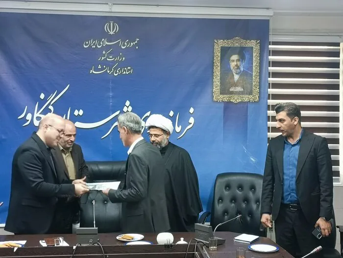 از سد آناهیتا تا تقاطع سلطان‌آباد؛ فرماندار کنگاور از پیشرفت طرح‌های عمرانی خبر داد

کرمان
