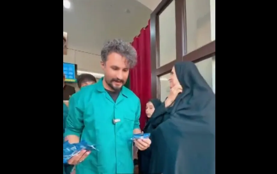 سلفی مردم با خواننده مشهور در حرم امام رضا(ع) + ویدئو | تصاویری از خوش و بش راغب با زائران