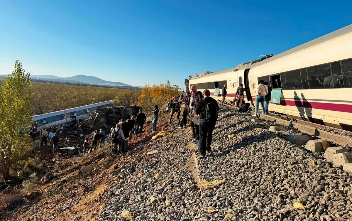 برخورد ۲ قطار در جنوب اسپانیا؛ دستکم ۱۰ نفر کشته شدند
