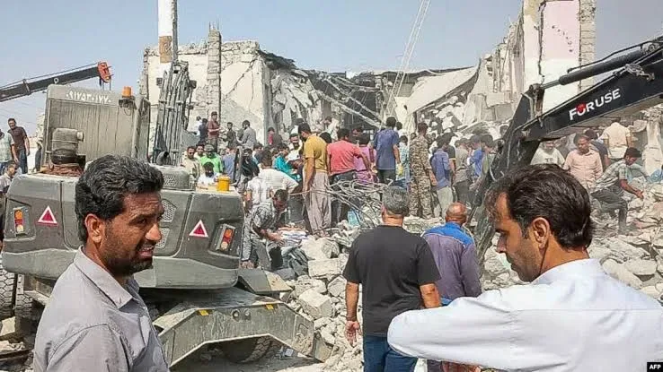 فرماندهان آمریکا با وجود هشدارهایی مبنی بر اینکه اطلاعات مربوط به برخی اهداف بیش از یک دهه قدمت دارد و باید دوباره راستیآزمایی شود، حملات را تأیید کرده بودند/فرماندهان برای تعیین سریع اهداف تحت فشار بودند/تصاویر ماهوارهای مربوط به ۲۰۱۳ مدرسه و یک تأسیسات نزدیک سپاه را بهعنوان بخشی از یک مجموعه واحد نشان میداد، اما تا سال ۲۰۱۶ این دو مکان از هم جدا شده بودند