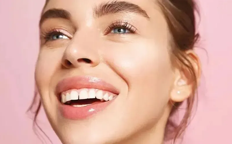 لبهای ترکخورده در هوای سرد؟ ۷ عادت ساده برای حفظ نرمی و سلامت لبها
