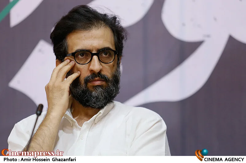 در ایده «قرار» بنا شد سه فیلم کوتاه پشتسر هم در یک سانس در سینمای مشهور کشور به نمایش درآید، تا به گردش چرخه اقتصادی فیلم کوتاه کمک شود