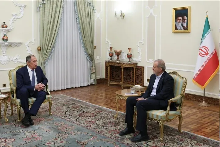 پزشکیان در دیدار با وزیر خارجه روسیه: ایران هیچ اختلاف بنیادینی با کشورهای منطقه ندارد؛ آمادهایم مسائل و چالشهای موجود را از طریق گفتوگو، تفاهم و سازوکارهای منطقهای حلوفصل کنیم / روسیه و چین از ظرفیتهای قابلتوجهی برای توسعه همکاریهای اقتصادی، سیاسی و امنیتی برخوردارند / لاوروف: تداوم رایزنیهای دیپلماتیک د برای کمک به تقویت صلح و امنیت اهمیت دارد