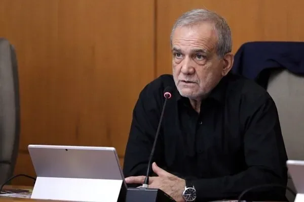 پزشکیان: در صورت تحقق تفاهمنامه، بسیاری از مشکلات منطقه کاهش مییابد / سفرم به پاکستان با هدف پیگیری ادامه مسیری انجام میشود که باید تمام بندهای تفاهمنامه به مرحله اجرا برسد / تلاشی که از سوی پاکستان صورت گرفت به گونهای بود که شاید دغدغه آنها برای به سرانجام رسیدن توافق و برقراری صلح در منطقه بیش از دغدغه ما بود