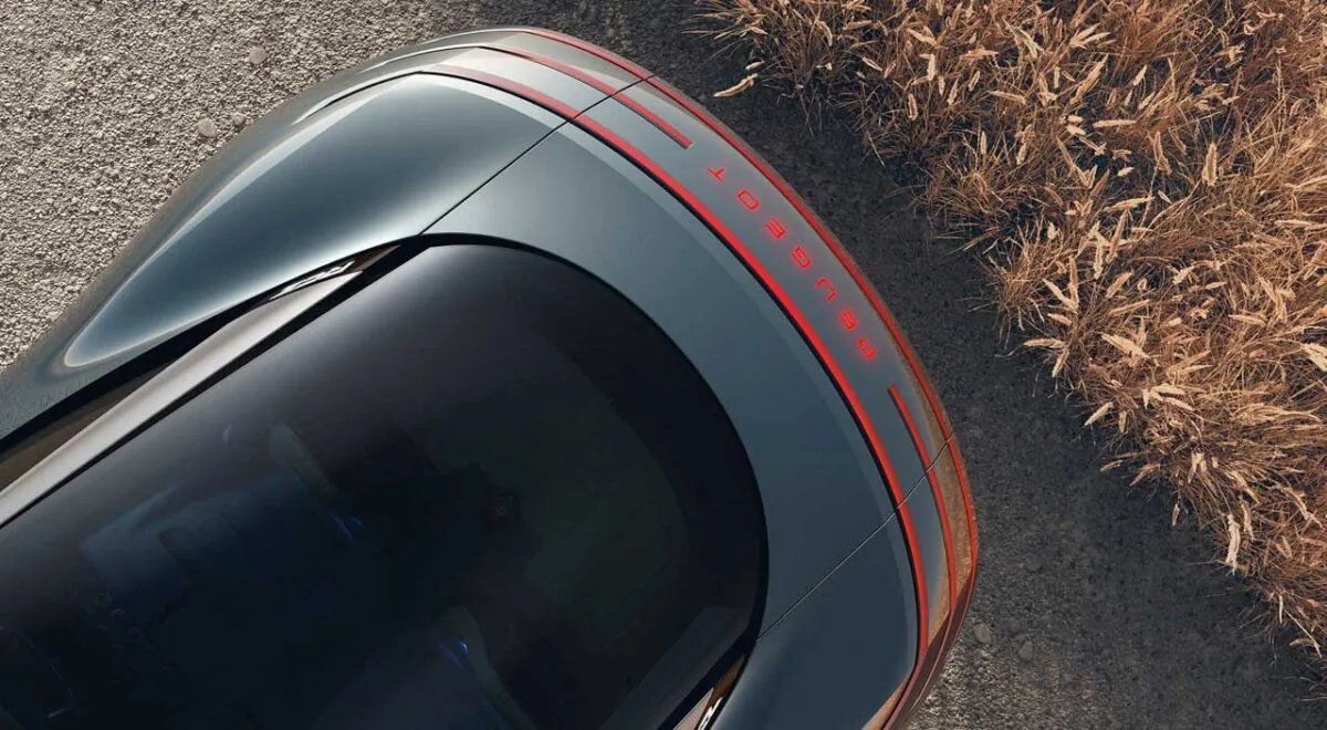 نمای بالای بخش عقب پژو RCZ Vision با سقف شیشه‌ای حبابی، چراغ‌های LED قرمز سرتاسری و نوشته نورانی PEUGEOT