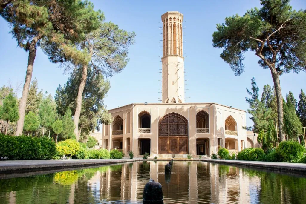 باغ دولت‌آباد یزد با بادگیر بلند و حوض مقابل عمارت