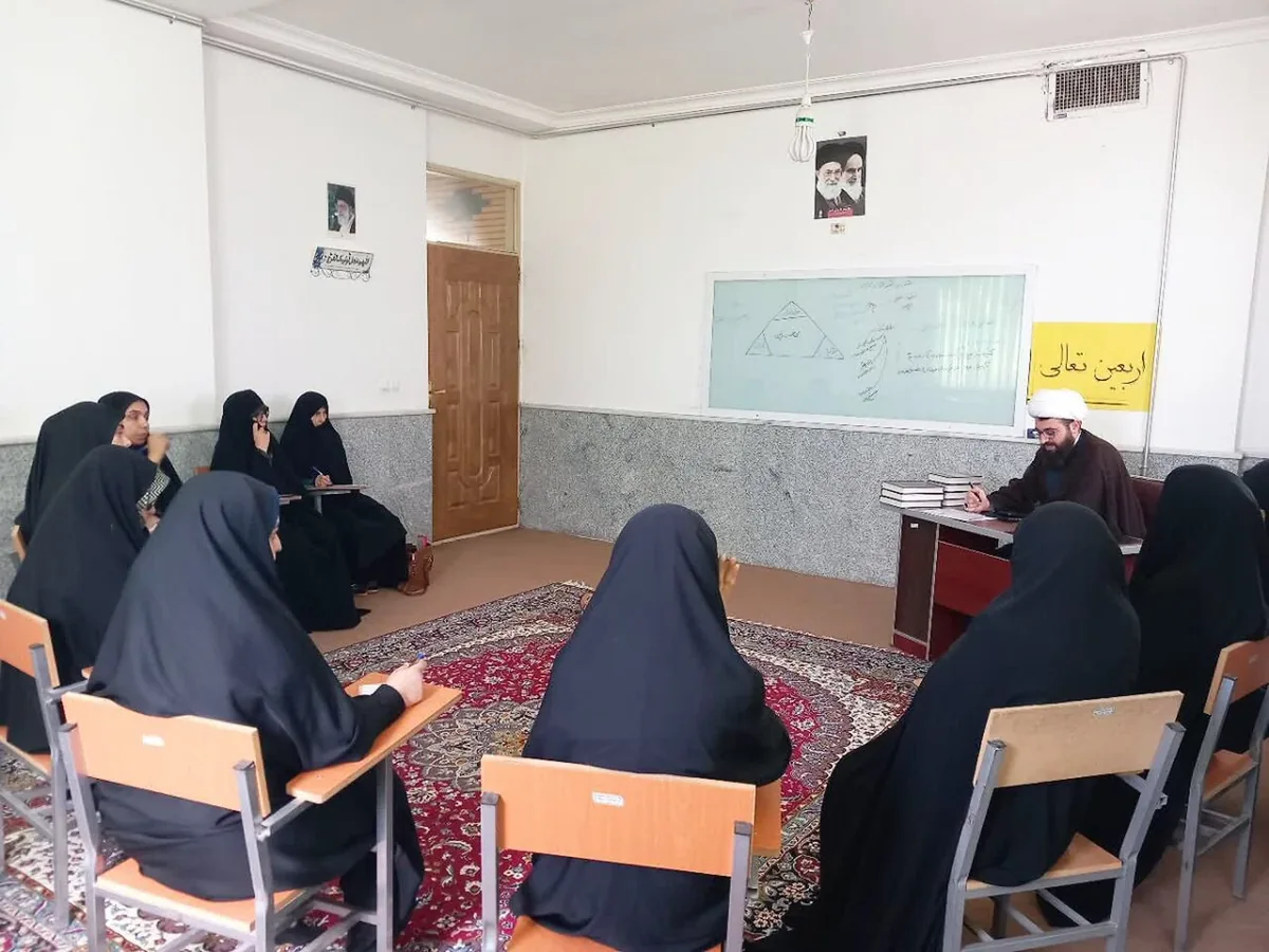 طلبه، مأمور احیای معنوی جامعه است