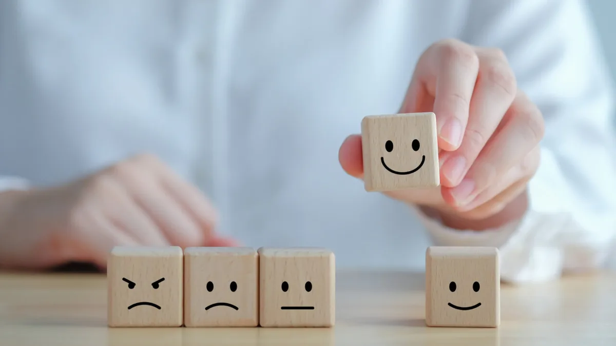 آیا شوخیکردن با شخصیتها و مقدسات مثل شوخی با اهلبیت (ع) و بقیه مقدسات اشکال دارد؟