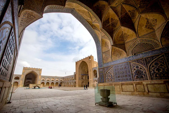 آیا مطالعه آسیب‌شناسی، جایگزین سنجش ارتعاشات مترو در مسجد جامع عتیق اصفهان می‌شود؟