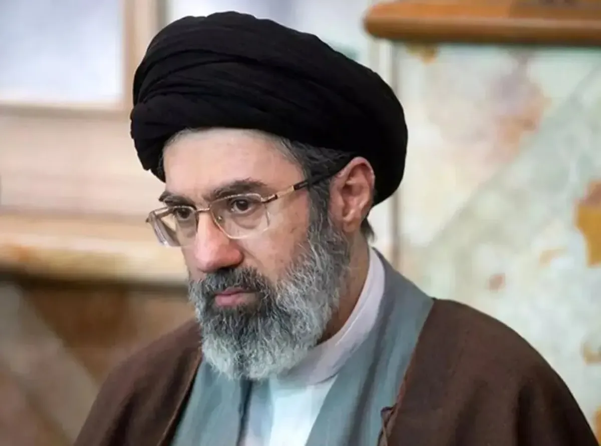 اعتماد به مسئولان صیانت از منافع ایران را تضمین میکند / انتقاد به عملکرد مسئولان نباید موجب شکست وحدت و انسجام اجتماعی شود / از اصولیترین امور، اصرار بر اتحاد مقدّس در همهی سطوح است / پرهیز از تفرقه و تنازع، اختلافات سیاسی وظیفهی همگانی است