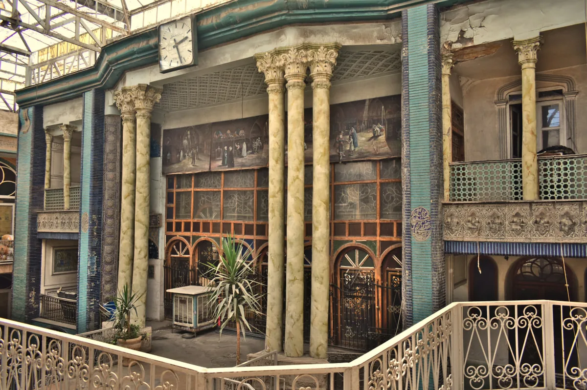 عمارت باشکوه قجری که پشت ویترین یک پاساژ آنتیک، پنهان شده است - چیدانه