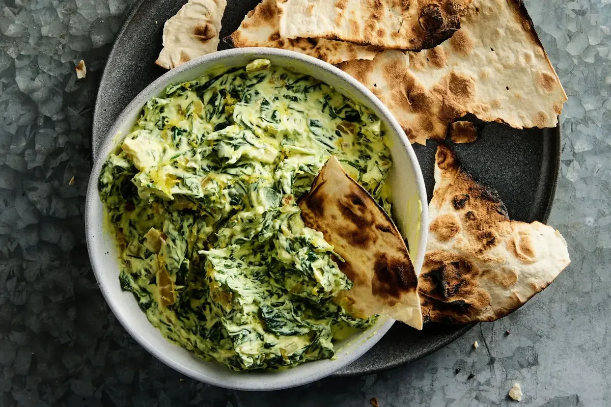 طرز تهیه بورانی اسفناج با پیاز داغ؛ پیشغذایی خوشمزه با مواد اولیه ساده