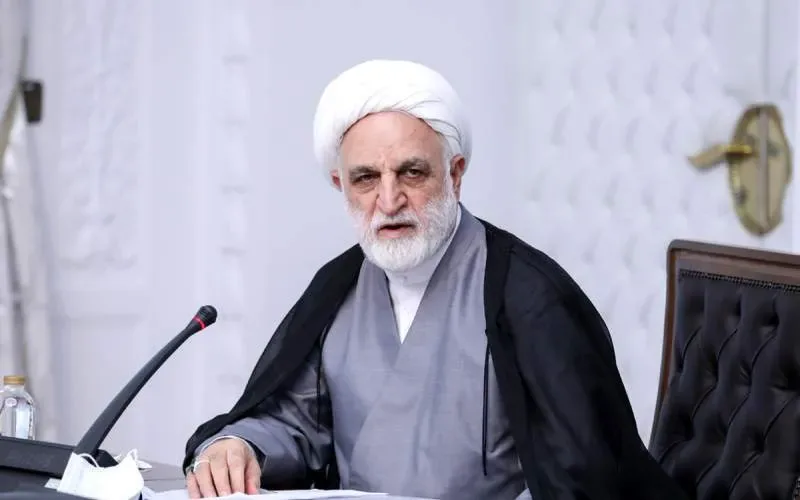 رئیس قوه قضاییه: برخی افراد با بیتوجهی سخنانی بر زبان میرانند که دشمن را خیالاتی میکند / گاهی برخی افراد از روی غفلت حرفهایی میزنند که بدونتردید این حرفها دشمن را خوشحال میکند / نکند آنجا که نظر ما منطبق با نظر ولیفقیه است، بر آن نظر، اصرار ورزیم و آنجا که امرِ ولیفقیه را قبول نداریم، جور دیگری رفتار کنیم
