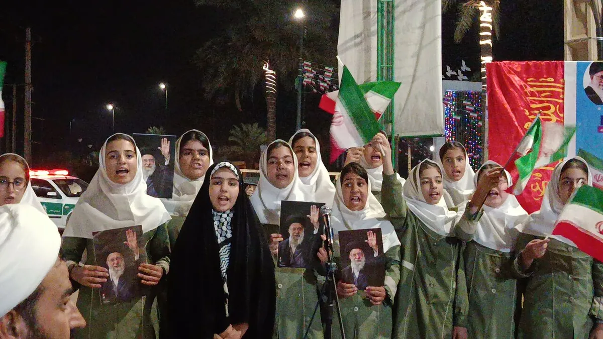 دههنودیهای مرزدار قصرشیرین با رجزخوانی و پرچم ایران، میداندار تجمعات شبانه شدند