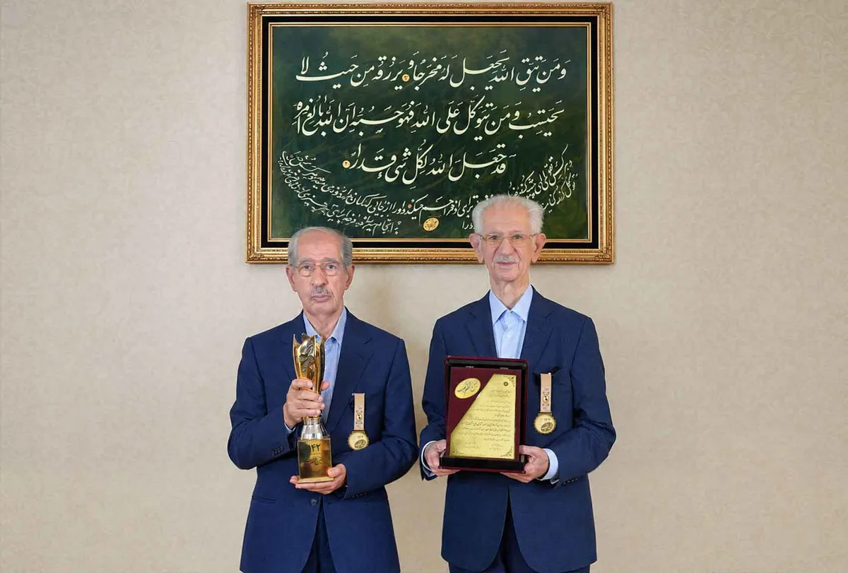 برادران نصیری تندیس دهمین جشنواره کارآفرینی امینالضرب را دریافت کردند