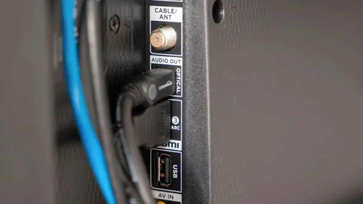 درگاه USB تلویزیون چه کاربردی دارد و چه دستگاههایی را نباید به آن وصل کرد؟